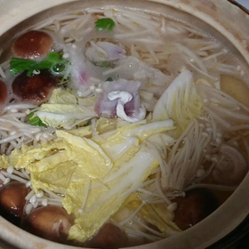 寒い夜ほ熱燗に鍋料理の画像