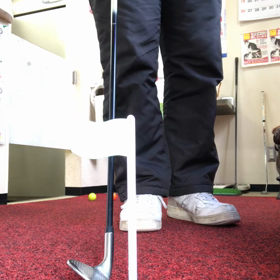 グリーン周りからのダフらないアプローチの画像