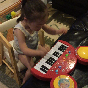 目指すはピアノ奏者？の画像