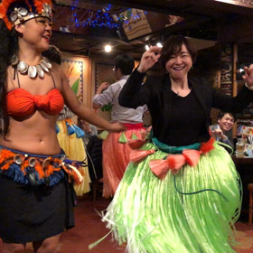 ティキティキ新宿店名物のハワイアンダンス〜♪踊ってみた（爆笑）の画像