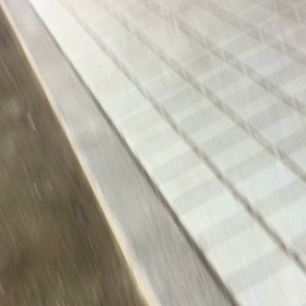 ゴルフクラブを振り続けてひたすら音出しするオヤジの画像