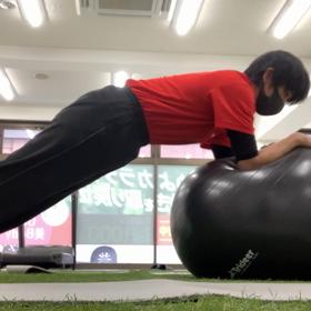 バランスボールで体幹 遊びの画像