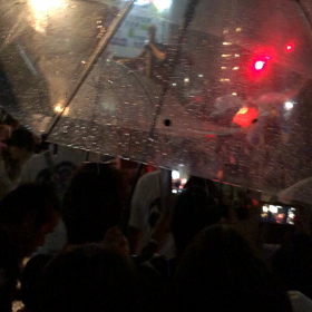 雨の中の夏祭りの画像