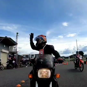 手放しで…  走るの画像