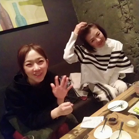 語る2人と遊ぶ2人の画像