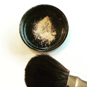 フェイスパウダーはたっぷりブラシに含ませての画像