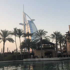 船で移動中の画像