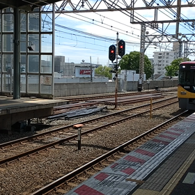 萱島駅で京都出町柳行８０００系特急が萱島駅を通過です。の画像