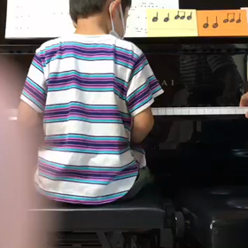 男の子のピアノレッスン②の画像