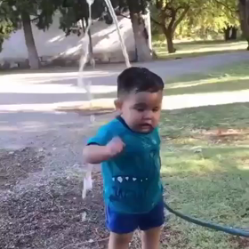 困惑する坊やの画像