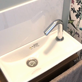 Totoトイレの手洗い器だけは自動水栓を譲れなかった 両手で楽に洗えて 本当に水はねしないんです おひるね家のローコストで贅沢な暮らし