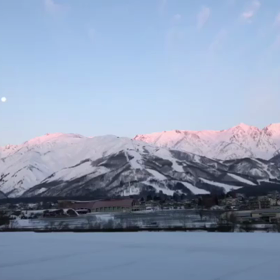 モルゲンロートに染まる北アルプス そして沈む月の画像