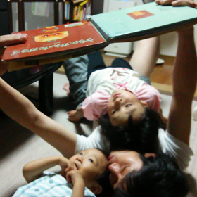 パパに絵本を読んでもらおう♪の画像