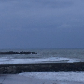 4月17日千葉北、東浪見の朝の波の画像