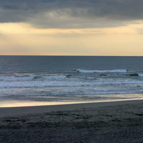 4月17日千葉北、東浪見の朝の波の画像