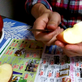 リンゴの皮むき特訓中パート2の画像