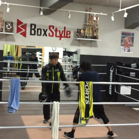 夜のジムの画像