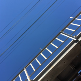 電車の下から撮影の画像