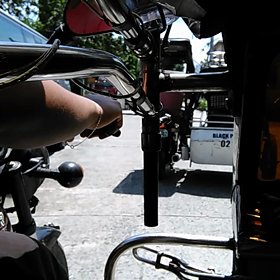 トライシクルに乗るの画像