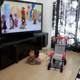 φテレビの真似をする (1歳6ヶ月)の画像