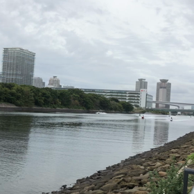 水辺を走る人　ボートレース？？？の画像