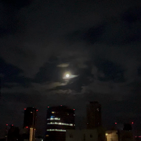 朝の瞑想　満ちた月と朝日の画像