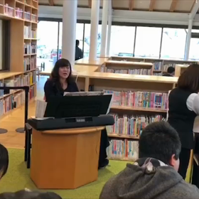 絵本とピアノの画像