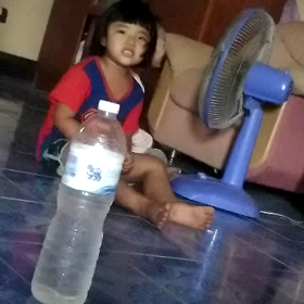 扇風機に向かい海外の歌を歌う娘の画像