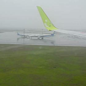 雨の羽田の画像