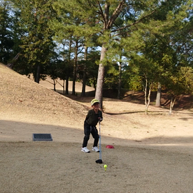 自分の身長より長いクラブを振り回すの画像