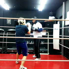 女性ボクサーとスパーの画像