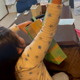 段ボール開ける華の画像