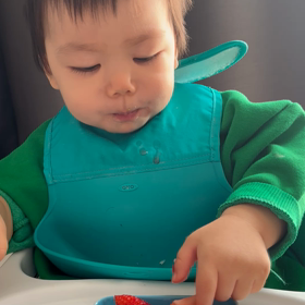 黙々と食べている息子の画像