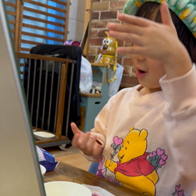 母の顔色を見ながら遊んでましたの画像