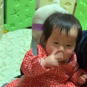 色んな仕草をする娘ちゃんの画像