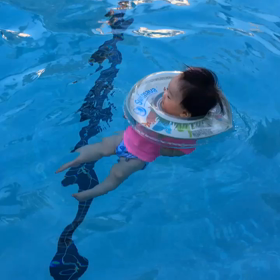 プールデビュー 生後6ヶ月の画像