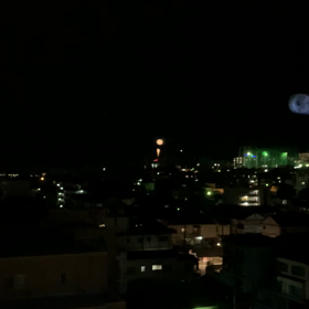 上の階の人と花火の画像