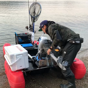 フロートボート出航風景の画像