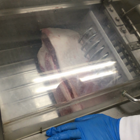 牛バラ肉をカットしています。の画像