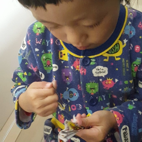 φ輪ゴムをとめる (3歳9ヶ月)の画像