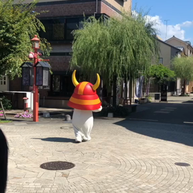 ひこにゃん 舞台から離れて餅を。。。の画像