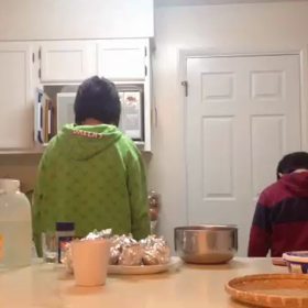 弾ける子供達の画像