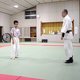 短刀を持っているイメージでの画像