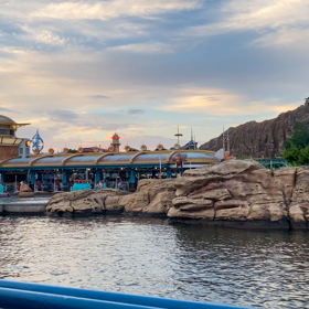 夕方のディズニーシーの船からの景色の画像