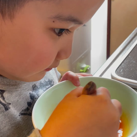 2人の卵の食べ方の画像
