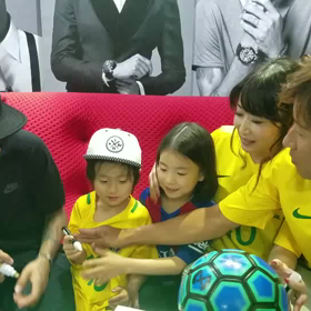 ネイマール来日の画像