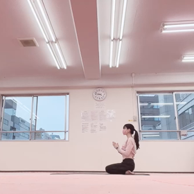 座った太陽礼拝の画像