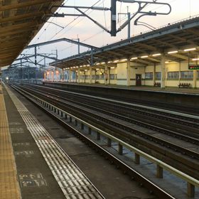 新幹線が猛スピードで駅を通過する動画の画像