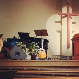 教会でルカ先生が歌うのまき〜の画像