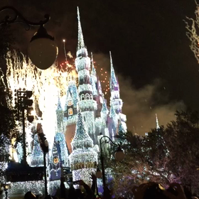フロリダディズニーのカウントダウンで蛍の光…ディズニーワールドで2018カウントダウンの画像